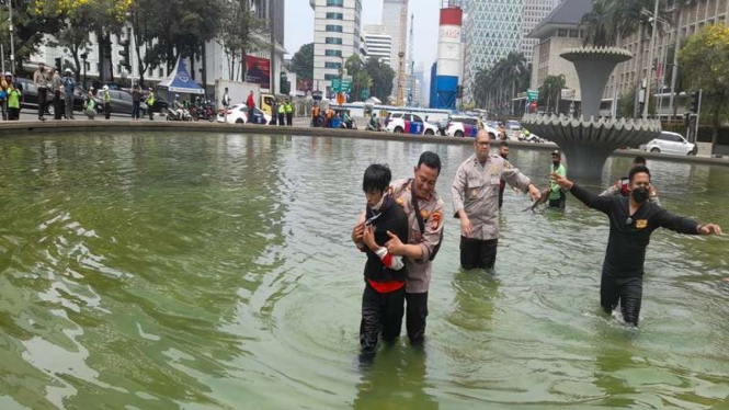 Seorang pemuda ditangkap lantaran memanjat air mancur dekat Patung Kuda