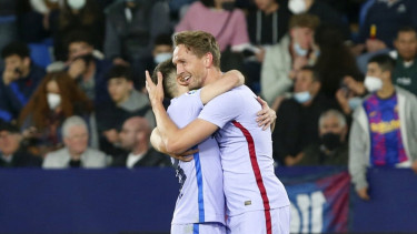 Luuk de Jong mencetak gol saat Barcelona lawan Levante