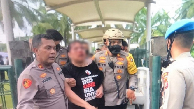 Ade Armando babak belur dipukuli massa aksi demo di Gedung DPR