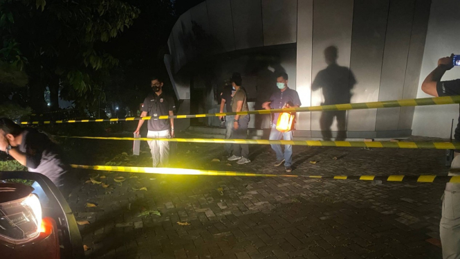 Pospol Pejompongan Jakpus dibakar usai demo ricuh di DPR. 
