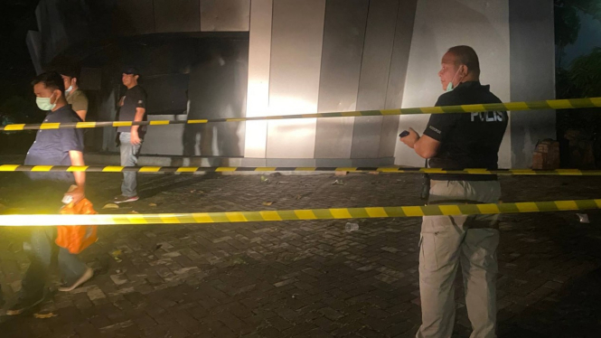 Pos polisi Pejompongan Jakpus dibakar.