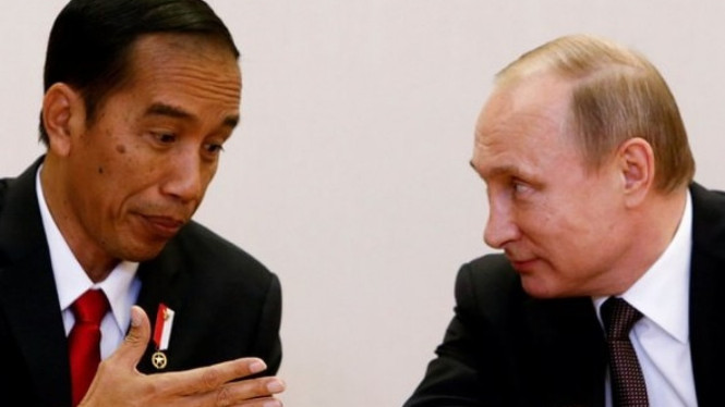 Presiden Joko Widodo berbincang dengan Presiden Rusia, Vladimir Putin dalam sebuah pertemuan di Rusia tahun 2016. (Supplied: Reuters/Sergei Karpukhin)