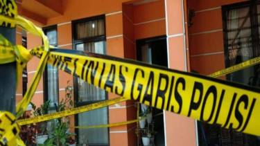 Petugas memasang garis polisi di rumah guru yang jadi korban pembunuhan