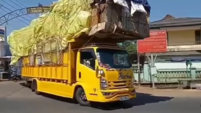 Viral Truk dengan Muatan Tingkat Dewa