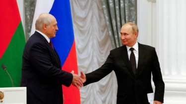  Presiden Rusia, Vladimir Putin, dan Presiden Belarus, Alexander Lukashenko.