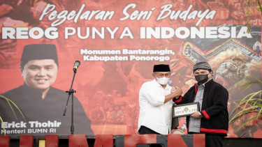 Menteri BUMN Erick Thohir bersama seniman Reog