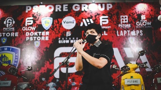 Atta Halilintar dalam pemberian hadiah kepada Timnas Futsal Indonesia