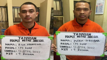 Putra Siregar dan  Rico Valentino pakai baju tahanan