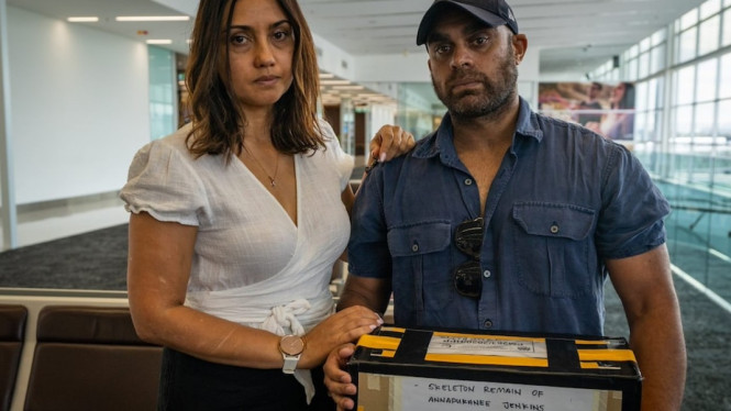 Jennifer dan Greg Jenkins di Bandara Adelaide dengan abu ibu mereka, Anna Jenkins, yang tewas di Malaysia. (ABC News: Brant Cumming)