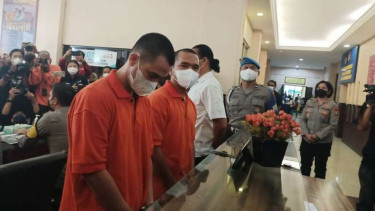 Putra Siregar dan  Rico Valentino pakai baju tahanan