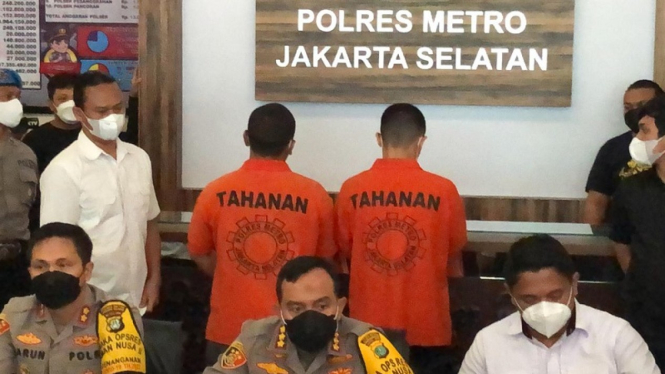 Putra Siregar dan  Rico Valentino pakai baju tahanan