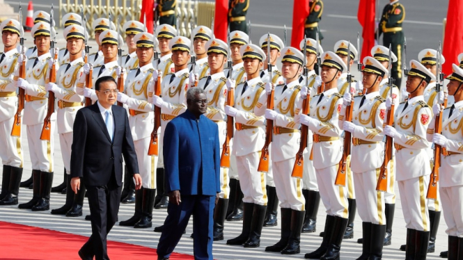 Perdana Menteri Kepulauan Solomon Manasseh Sogavare didampingi Perdana Menteri Li Kegiang dalam kunjungan kerja ke China. Australia mengkhawatirkan perjanjian militer kedua negara ini. (Reuters:Â Thomas Peter)