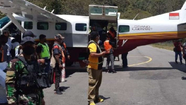 Pengemudi ojek korban penembakan KKB di Tingginambut, Kabupaten Puncak Jaya, Rabu, 13 April 2022, diterbangkan ke Timika untuk selanjutnya korban yang meninggal ke Makassar sedangkan yang terluka ke Jayapura.