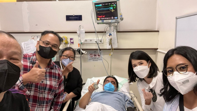 Ade Armando saat dijenguk teman-temannya