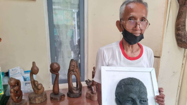 Wiyono, perajin, membuat seni kriya berbahan tanah liat berbentuk wajah Ganjar.