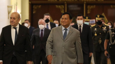 Menteri Pertahanan Prabowo Subianto (tengah).