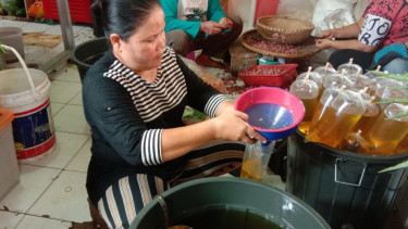 Pedagang minyak goreng curah di Pasar Lama, Kota Serang, Banten.