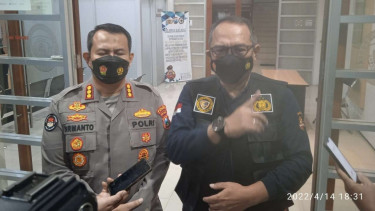 Kepala Bidang Humas Polda Jawa Timur Kombes Pol Dirmanto dan Kepala Bidang Laboratorium Forensik Polda Jawa Timur Kombes Pol Shodiq Pratomo, Kamis, 14 April 2022, memberikan keterangan pers tentang hasil penyelidikan kebakaran Tunjungan Plaza 5 Surabaya.