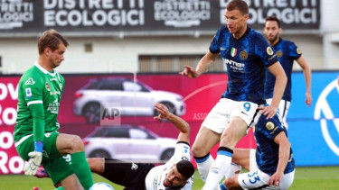Pertandingan Spezia vs Inter Milan. 