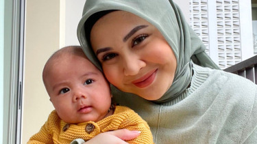 Kesha Ratuliu bersama buah hatinya, Qwenzy.
