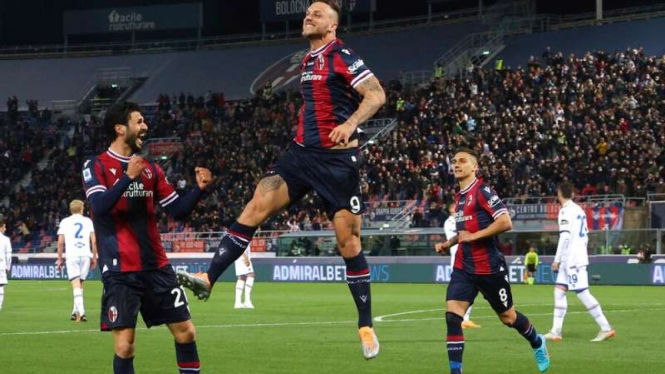 Striker Bologna, Marko Arnautovic rayakan gol ke gawang Juventus