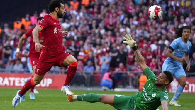 Kiper Manchester City, Zack Steffen dalam laga melawan Liverpool