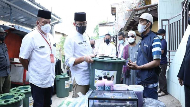Sandiaga Uno menyerahkan bantuan program wirausaha Juragan Lele dan Lalap