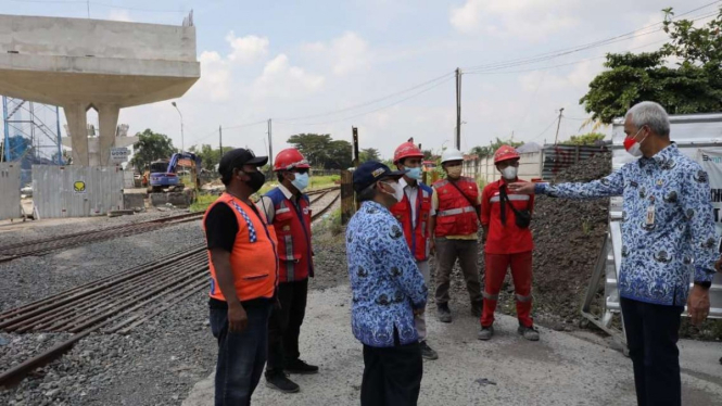 Gubernur Jawa Tengah Ganjar Pranowo meninjau Fly Over Ganefo.