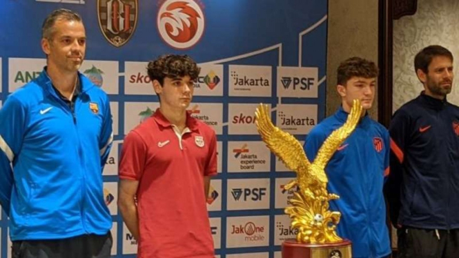 Pelatih U-18 Barcelona Iban Cuadrado (kiri) dan pelatih Atletico Daniel Perez.