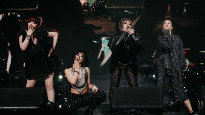 Reuni kejutan 2NE1 di Coachella.