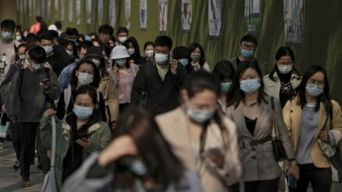Para warga menggunakan masker di Beijing, China.