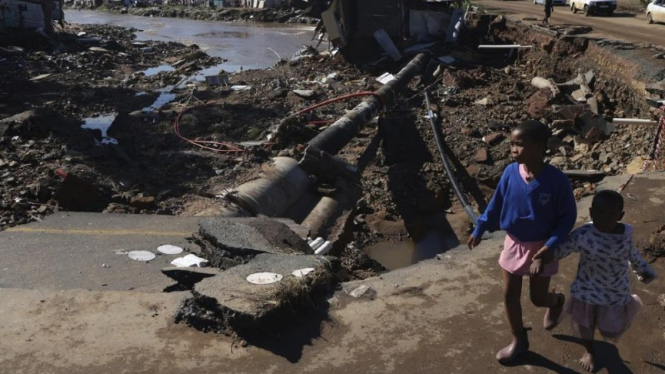 Jalan rusak akibat banjir bandang di Durban, Afrika Selatan.