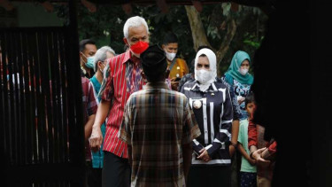 Gubernur Jateng Ganjar Pranowo berikan bantuan rumah tidak layak huni (RTLH)