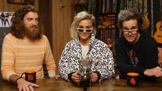 Agnez Mo bersama duo komedian USA, Rhett McLaughlin dan Link Neal.