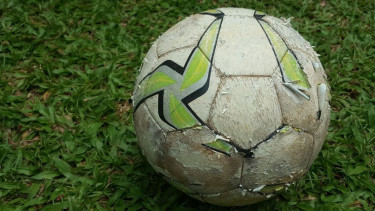 Ilustrasi usia bola yang sudah tua (Photo: Pribadi)