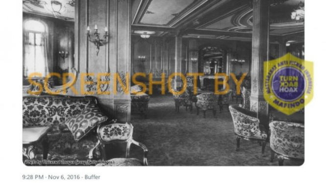 Tangkapan layar (screenshot) sebuah akun Twitter yang memperlihatkan foto monokrom ruang tunggu utama di dalam sebuah kapal yang diklaim sebagai kapal Titanic dan foto itu disebut diambil pada tahun 1912.