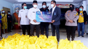 Bank Mandiri salurkan 100.000 paket sembako
