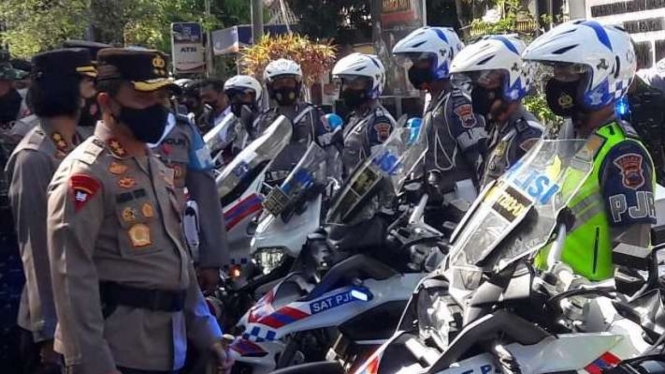 Kepala Polda Jawa Tengah Irjen Pol Ahmad Luthfi memeriksa kesiapan kendaraan dan personel untuk Operasi Ketupat Candi 2022 menyambut arus mudik Lebaran di Alun-Alun Kota Magelang, Jumat, 22 April 2022.