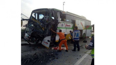 Bus AKAP tabrak tronton di jalan tol Sumatera Utara