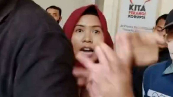 Seorang pegawai Pengadilan Negeri Mataram memarahi jurnalis.