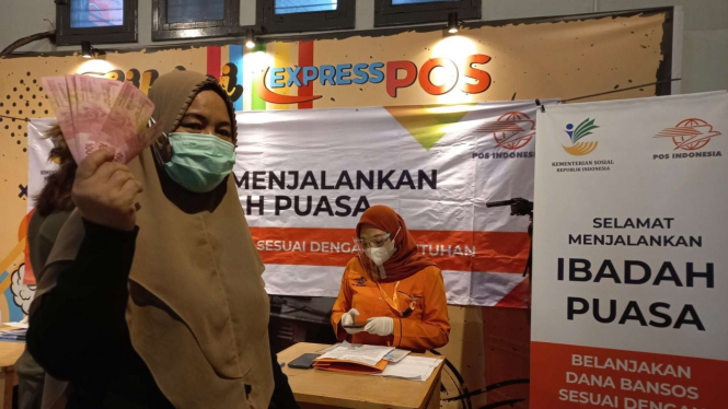 Warga Jakarta menerima BLT di kantor pos.