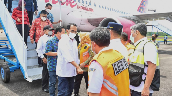 Menhub Budi Karya Sumadi saat jajal perdana rute Jakarta-Lubuk Linggau.