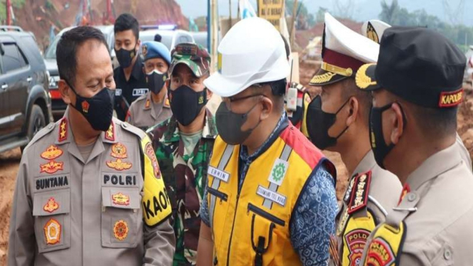 Kapolda Jawa Barat Irjen Suntana (kiri)