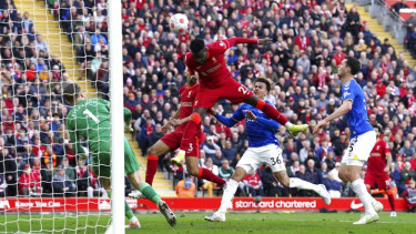 Divock Origi saat Liverpool menghadapi Everton