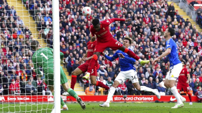 Divock Origi saat Liverpool menghadapi Everton