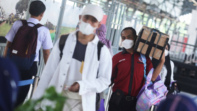 Mudik Lebaran 2022 di Stasiun Pasar Senen Jakarta