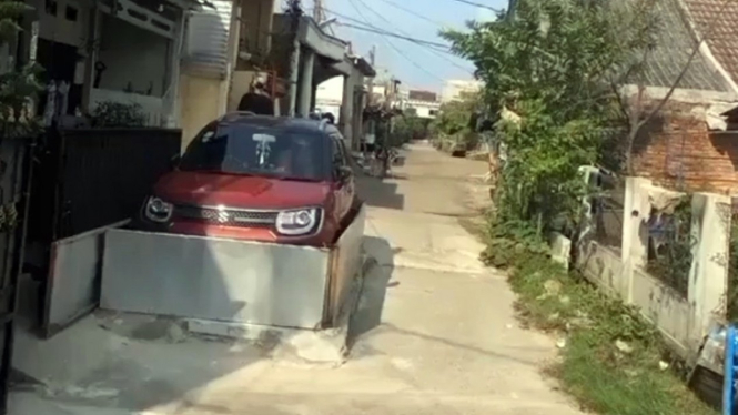 Pemilik rumah bikin garasi permanen di jalan.