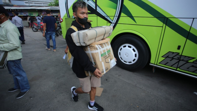 Pemudik Menggunakan Bus di Terminal Lebak Bulus