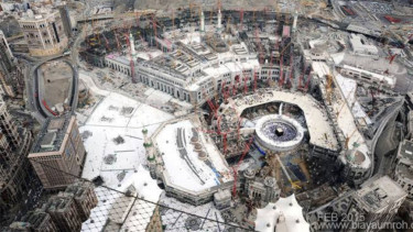 Foto Udara Masjidil Haram (2015). Tribun tawaf sementara dipasang memutari Kabah