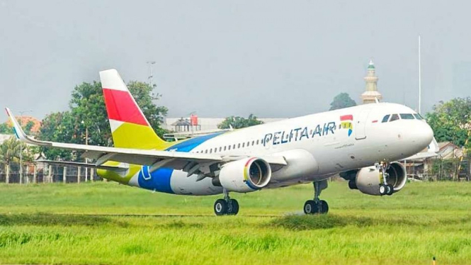 Pesawat Pelita Air lepas landas.